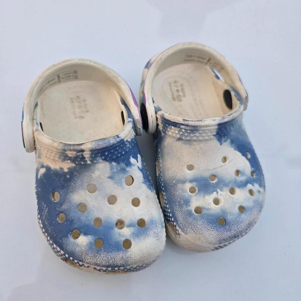 Crocs Kids Classic Cloud Print Clogs Blue White Rainbow Strap Size‎ C4
